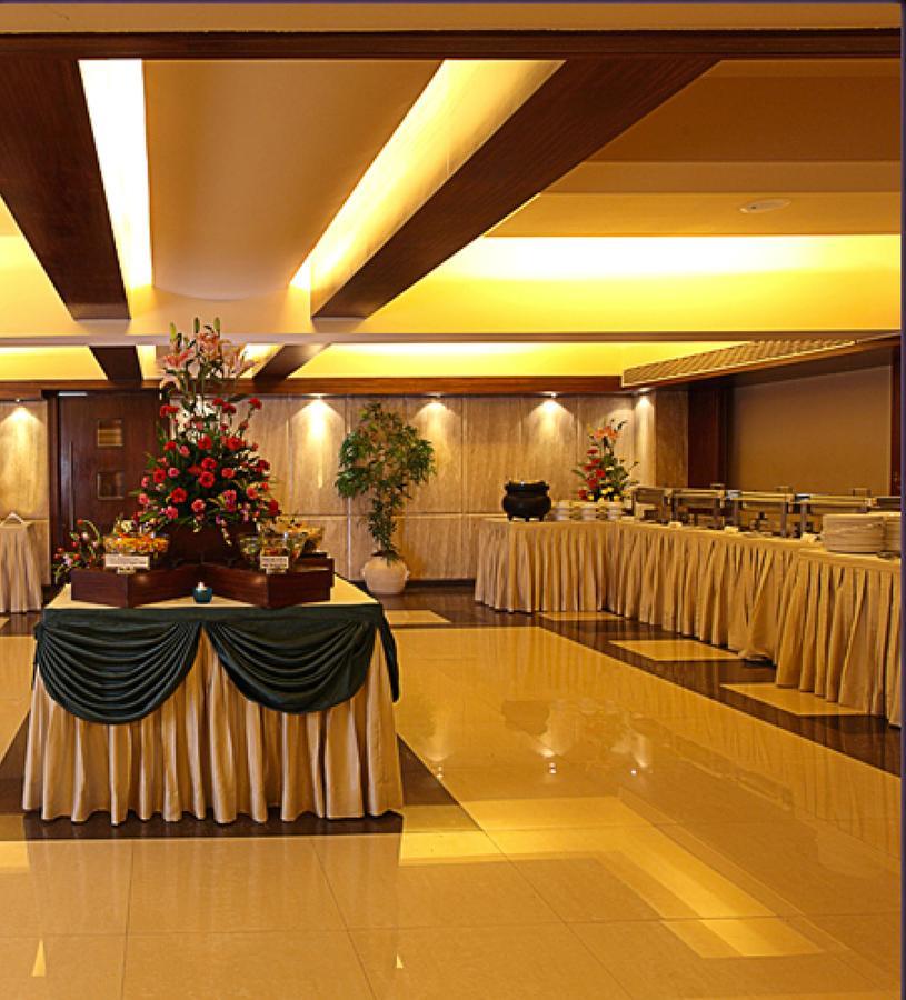 The Royal Orchid Hotel, Chembur مومباي المظهر الخارجي الصورة